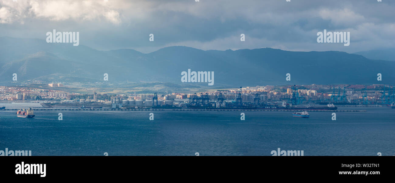 Ein Blick auf die industriellen Hafenstadt Algeciras vom Felsen von Gibraltar bei bedecktem Himmel genommen Stockfoto