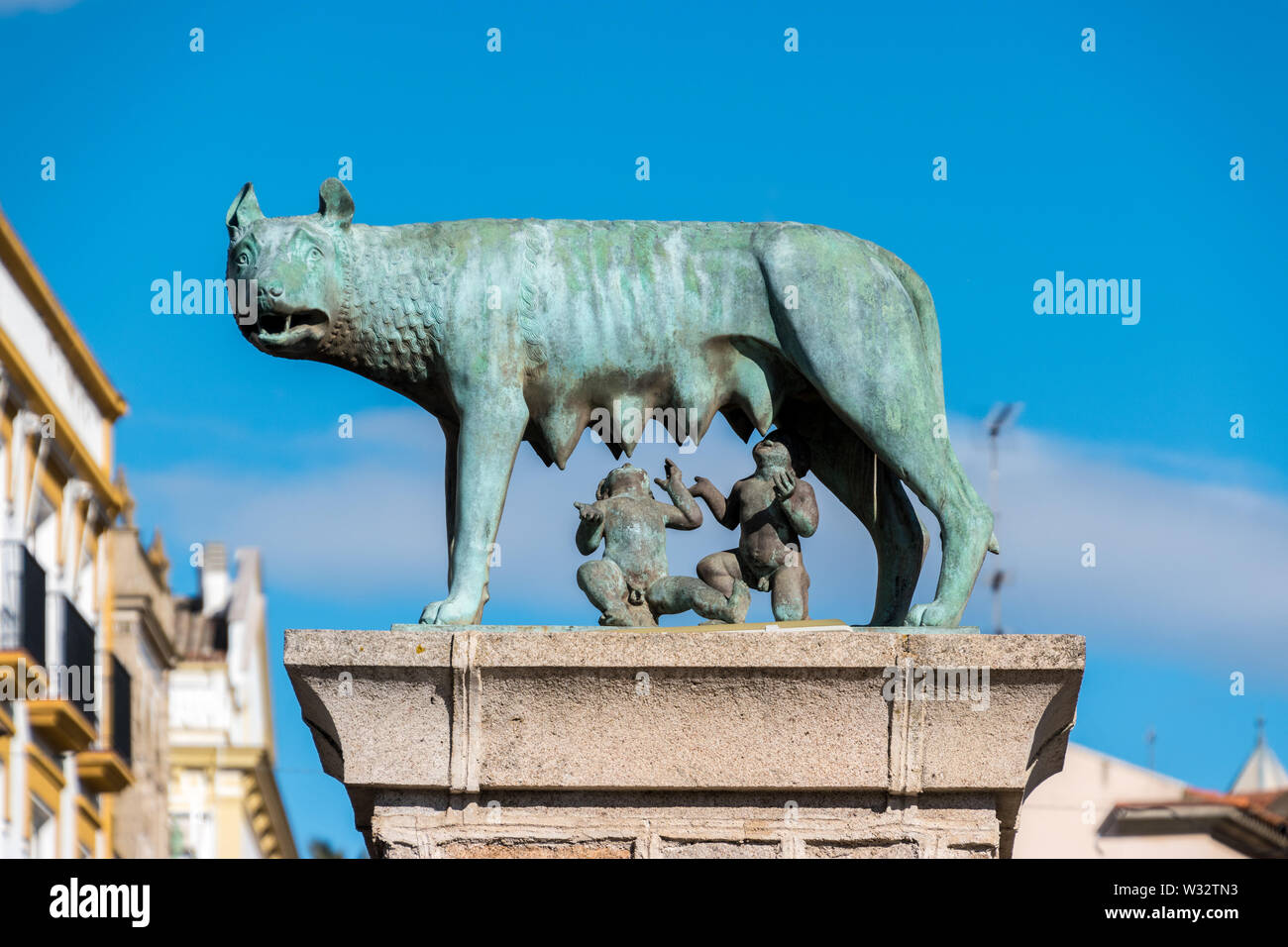 Eine Statue von Romulus und Remus aus der römischen Mythologie in Merida, Spanien Stockfoto