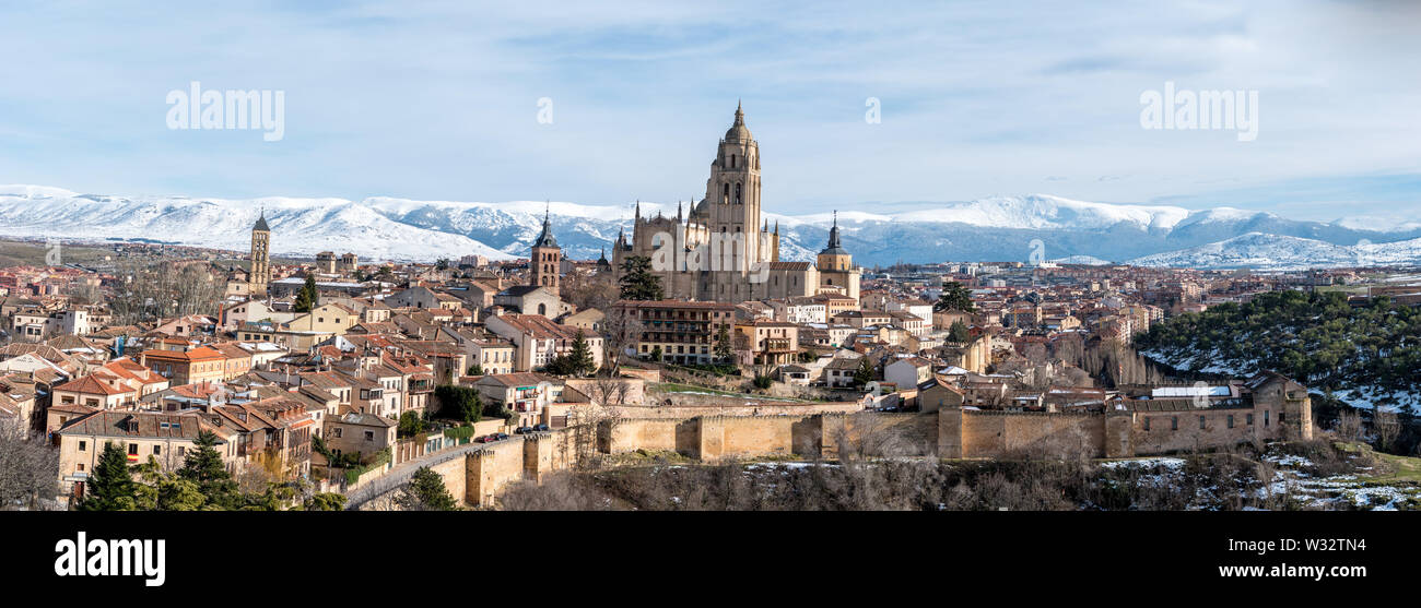 Ein Panoramablick auf die Stadt von Segovia mit der höchsten Kathedrale in Spanien und Stadtmauer Stockfoto
