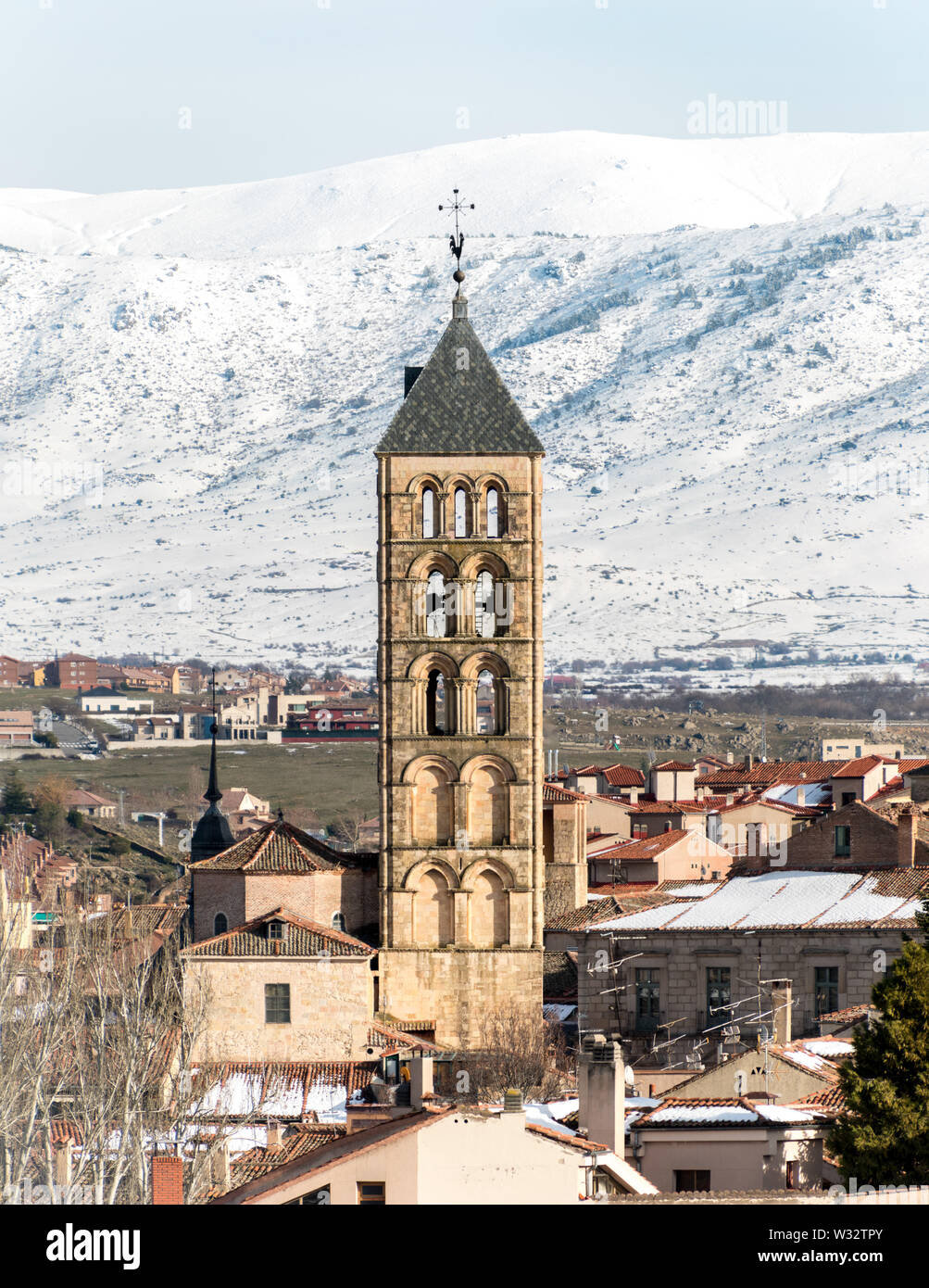 Kirche von San Esteban und seine romanische Glockenturm in Segovia, Spanien, eine katholische Tempel errichtet im XII Jahrhundert innerhalb der Stadtmauern. Stockfoto