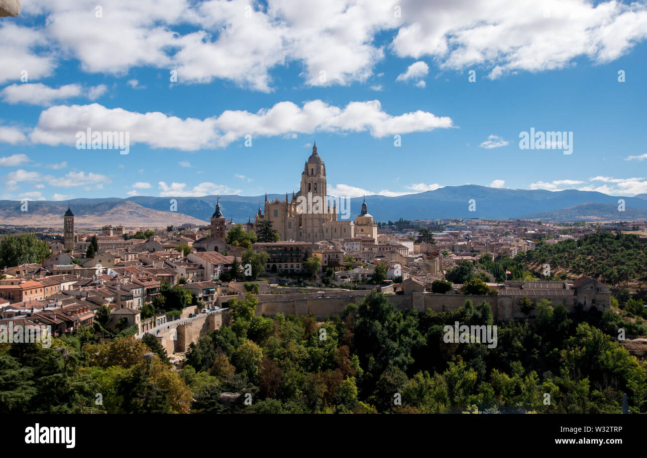 Panoramablick auf die Stadt Segovia, Spanien mit seiner gotischen Kirche und Stadtmauer Stockfoto