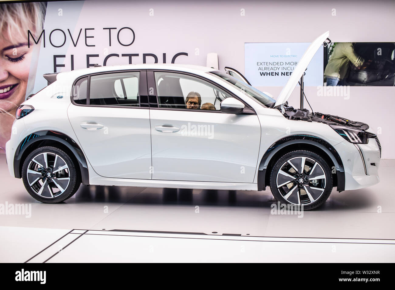 Genf, März 2019 weiß Alle - Neue vollelektrische Peugeot e-208 II Allure, Genfer Autosalon, eCMP Plattform, 2. Generation, e 208 Auto durch Peugeot Stockfoto