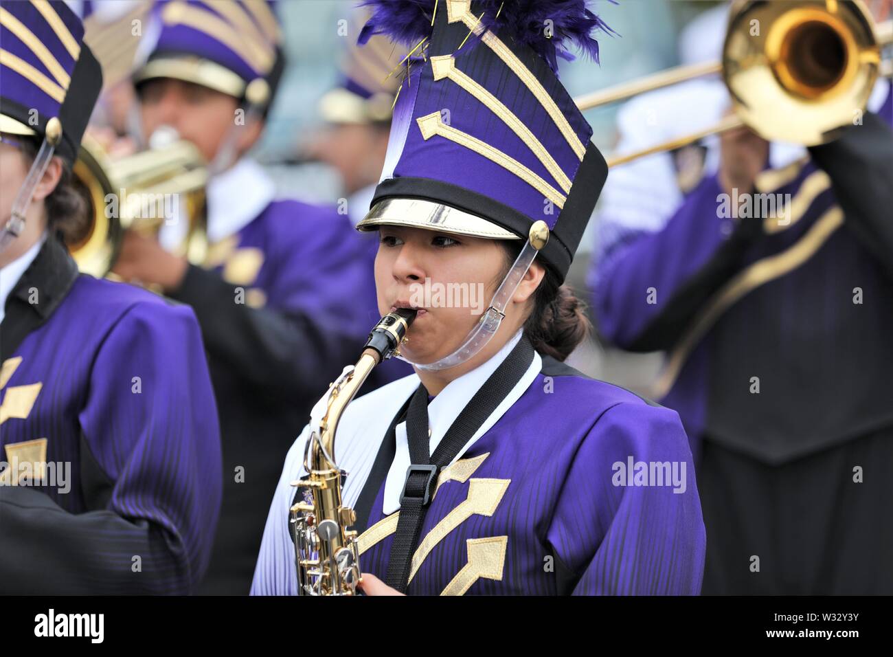 High School Jugendliche in echten marching band an den Elchen Parade Stockfoto