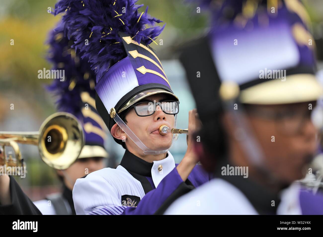 High School Jugendliche in echten marching band an den Elchen Parade Stockfoto