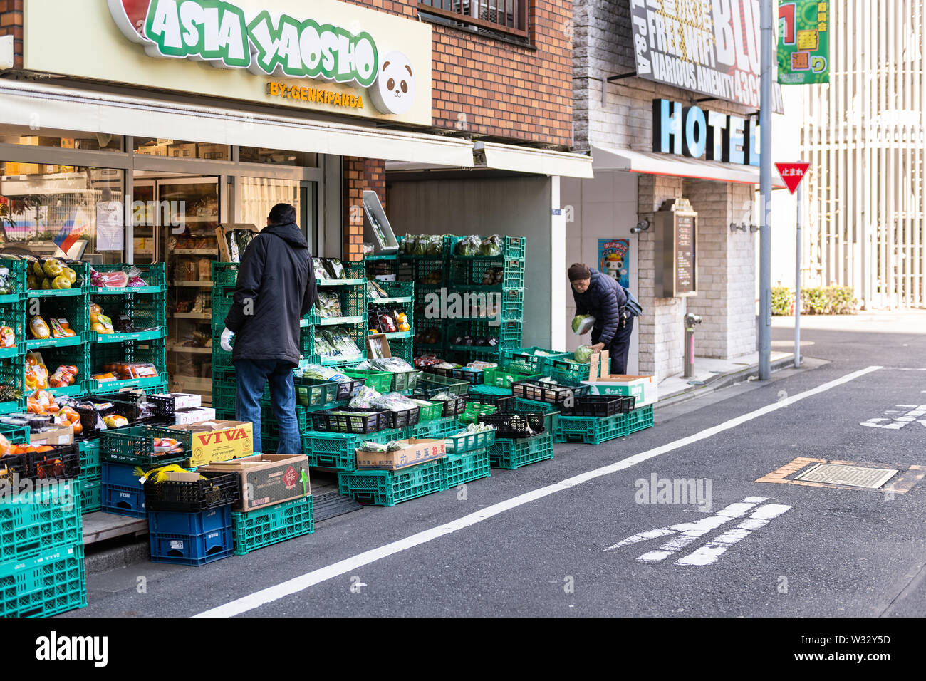 Tokio, Japan - April 4, 2019: Straße Eingang von lokalen Lebensmittelgeschäft Convenience Store mit Zeichen der Asien Yaosho von Genki Panda, Arbeitnehmer, die die fr Stockfoto