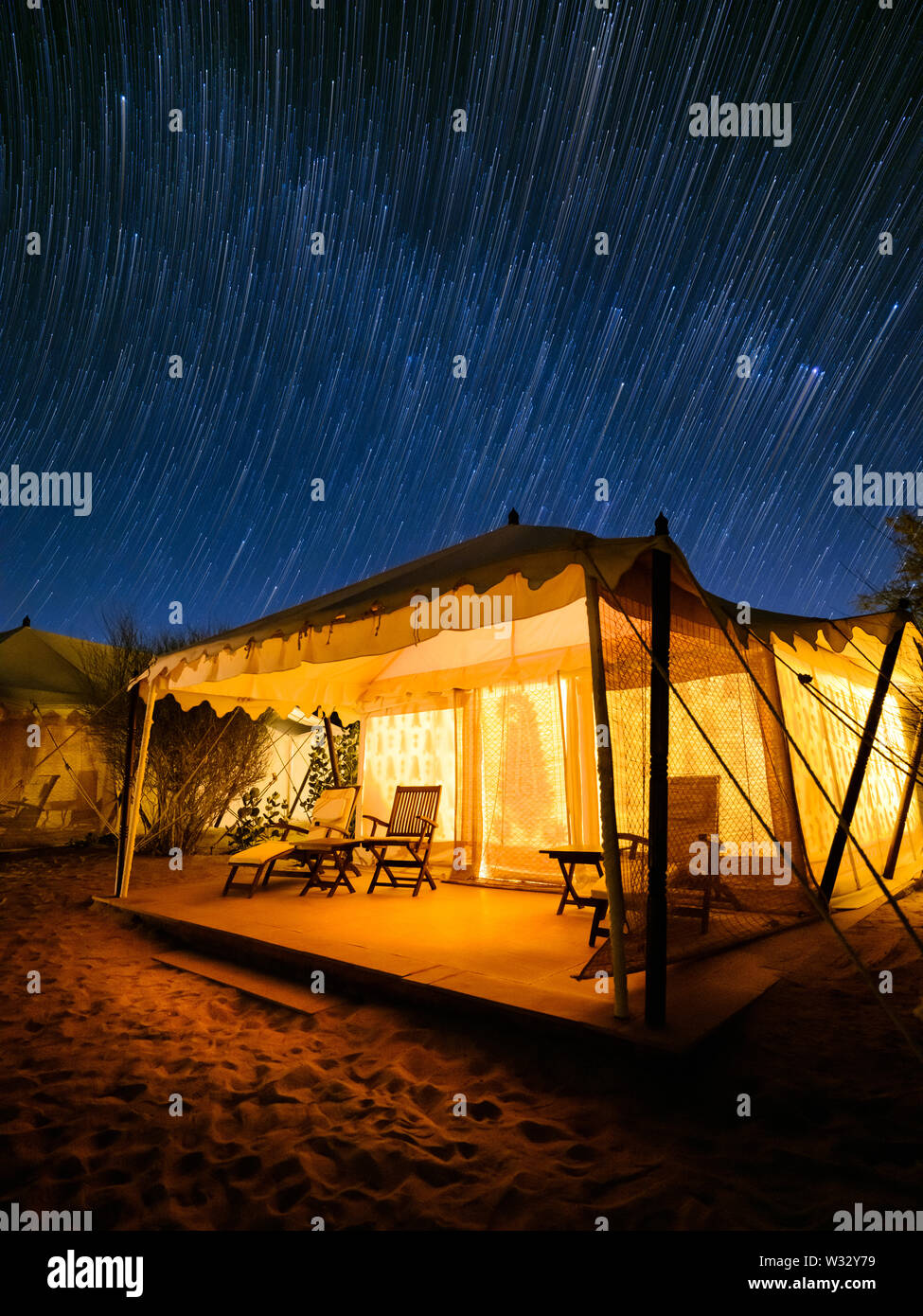 DECHU, INDIEN - ca. November 2018: Zelt in der Nacht im Manvar Desert Camp von Dechu in Rajasthan. Stockfoto