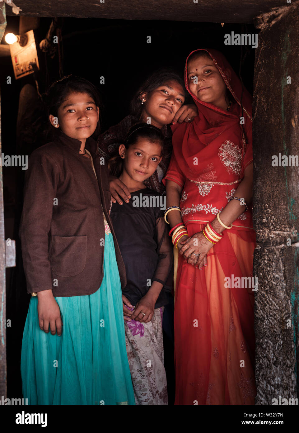 DECHU, INDIEN - ca. November 2018: Familie an ihre Tür auf Dorf in Dechu, Rajasthan. Stockfoto