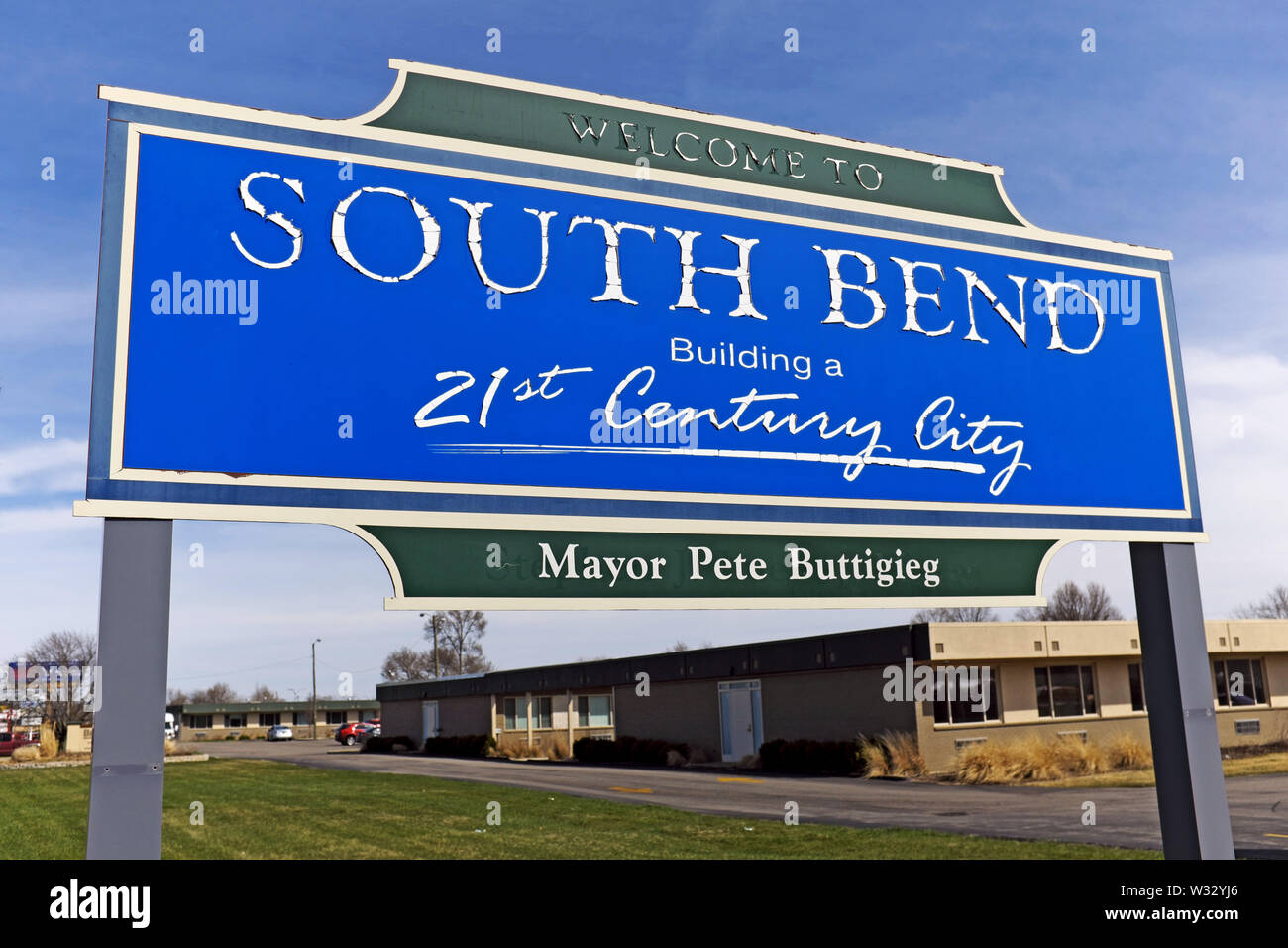 Die 'Willkommen in South Bend Gebäude des 21. Jahrhunderts Stadt'-Schild mit den Namen der Oberbürgermeister, Bürgermeister Peter Buttigieg, darunter. Stockfoto