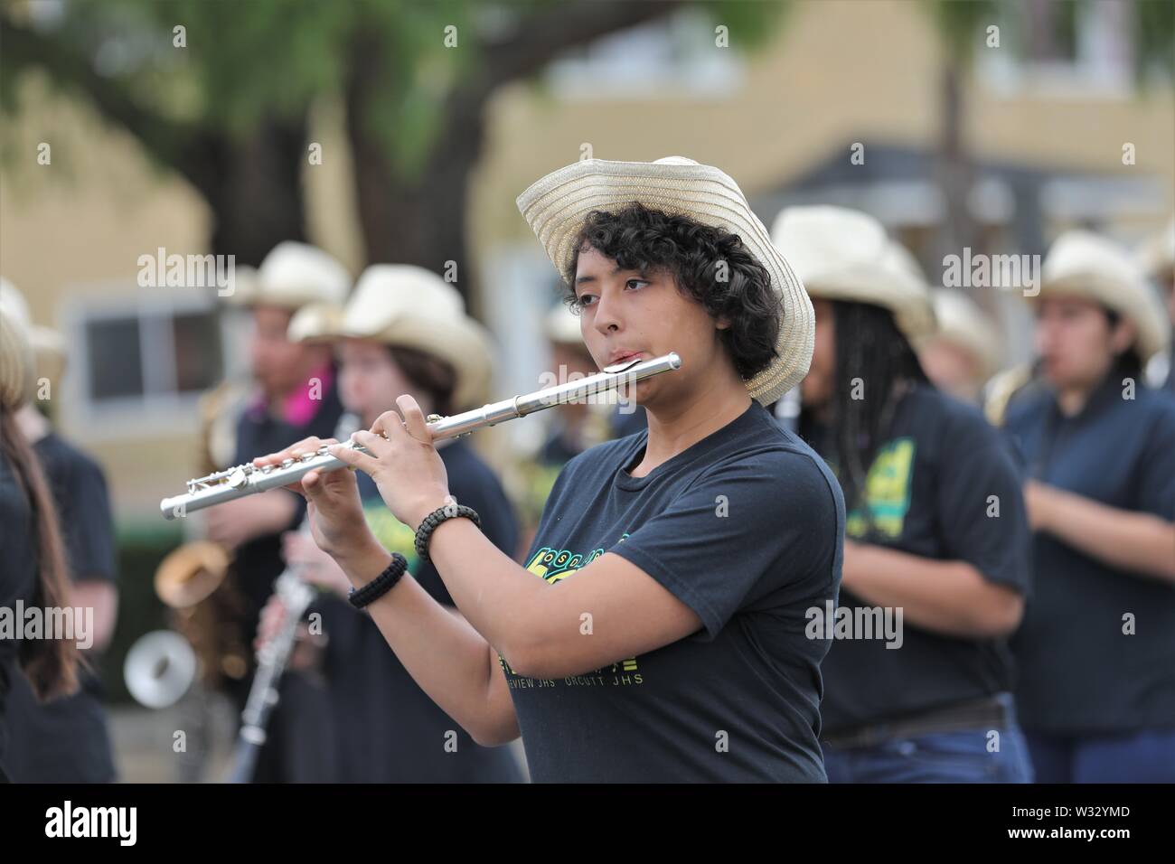 Kinder in realen Marching Bands in Kalifornien USA einige Latinxs, Mexikanische, Kaukasier, Teens Cowboyhüte uniformen Gesichter, Musik lernen Amerika Stockfoto