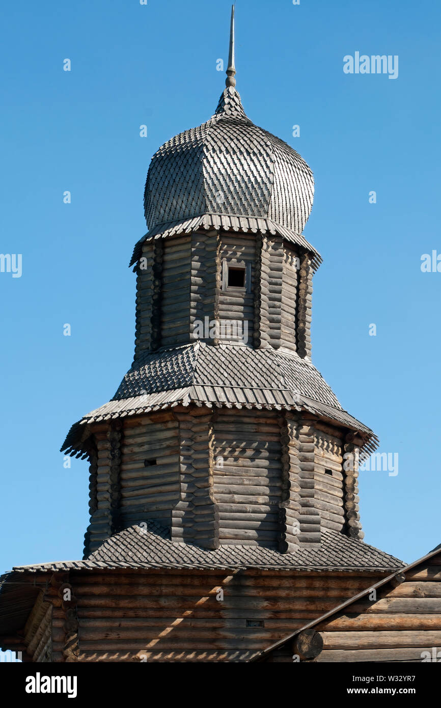 Tomsk Russland, traditionelles Gebäude aus Holz mit Schindeldach Stockfoto