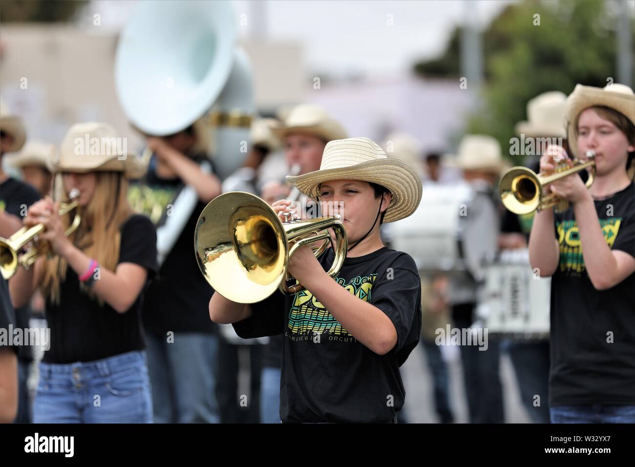 Kinder in realen Marching Bands in Kalifornien USA einige Latinxs, Mexikanische, Kaukasier, Teens Cowboyhüte uniformen Gesichter, Musik lernen Amerika Stockfoto