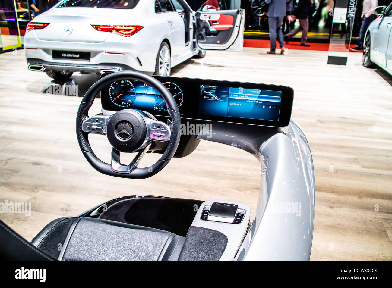 Genf, März 2019 Fahrsimulator, Cockpit mit Intelligent Multimedia System MBUX, Mercedes Benz, Internationalen Automobilsalon in Genf Stockfoto