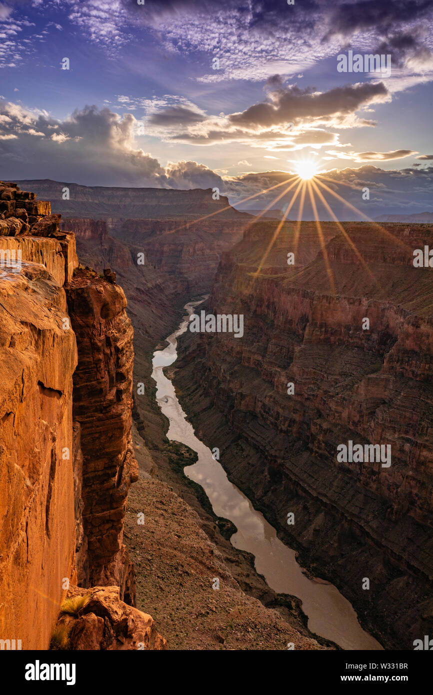 Sonnenaufgang am Toroweap Gesichtspunkt übersehen am North Rim des Grand Canyon Nationalpark in Arizona, Vereinigte Staaten von Amerika Stockfoto