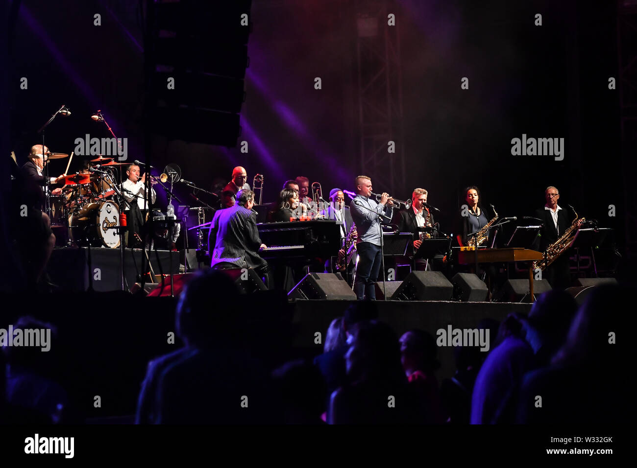 London, Großbritannien. 11. Juli 2019. Jools Holland und seine Rhythm & Blues Orchestra mit besonderen Gästen Pauline Black & Arthur 'Lücken' Hendrickson vom Selektor und Guest vocalists Ruby Turner, Louise Marshall und Mabel Ray führt bei Kew die Musik 2019 am 11. Juli 2019, London, UK. Bild Capital/Alamy leben Nachrichten Stockfoto