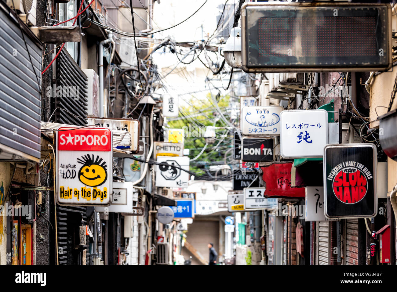 Tokyo, Japan - 1. April 2019: berühmte Goldene Gai Gasse Straße oder Gasse mit Japanischen pubs Izakaya und Restaurants Zeichen in der Innenstadt von Shinjuku City Stockfoto