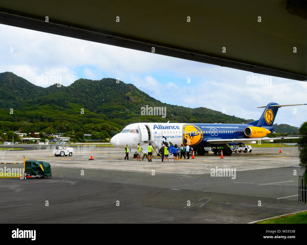 Die Fluggäste eine Fokker 100 Air Alliance Flugzeuge am Flughafen Rarotonga, Cook Inseln, Polynesien Stockfoto