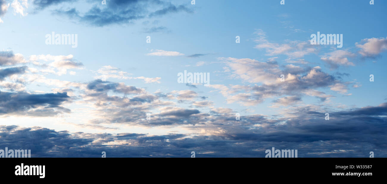 Himmel bedeckt mit Wolken Panorama. Stockfoto