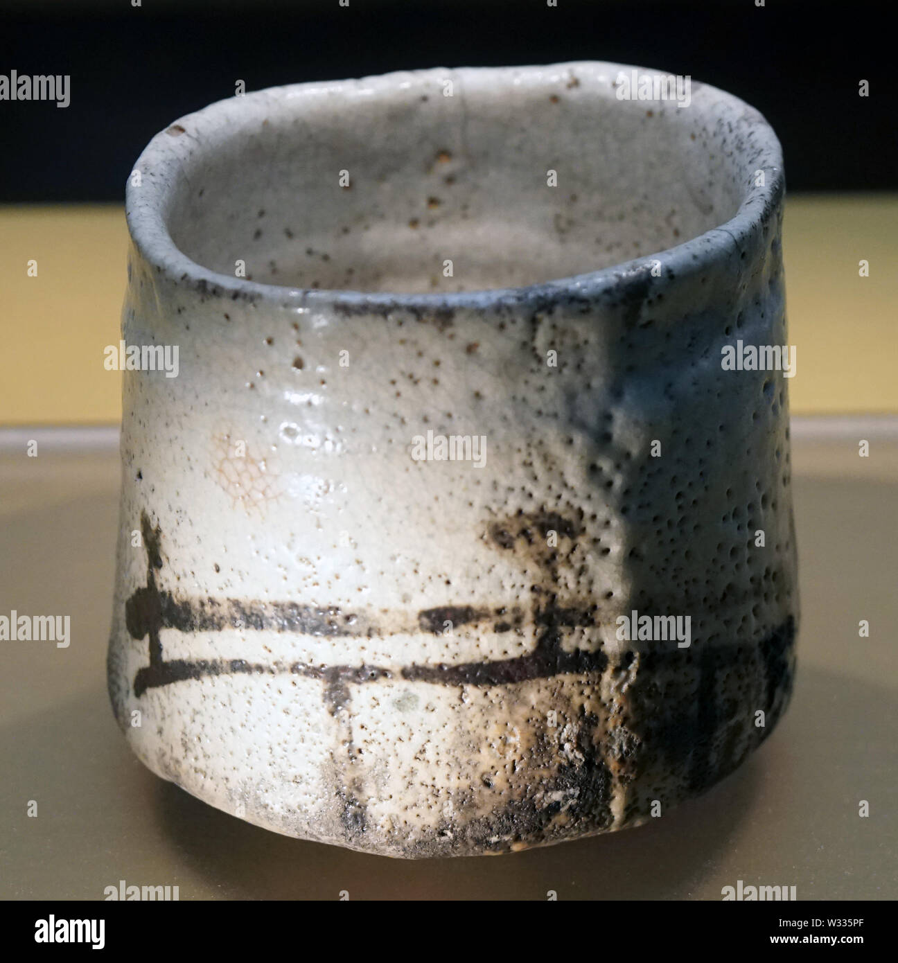 Tee-Schale (chawan) als Hashi Hime, Mino ware, Shino Typ, azuchi Momoyama-Edo Periode bekannt, 16. bis 17. Jahrhundert Stockfoto
