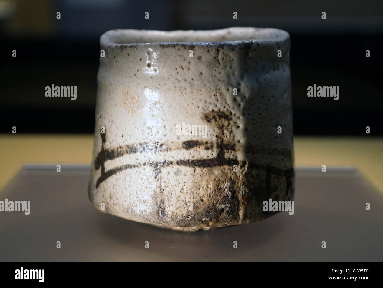 Tee-Schale (chawan) als Hashi Hime, Mino ware, Shino Typ, azuchi Momoyama-Edo Periode bekannt, 16. bis 17. Jahrhundert Stockfoto