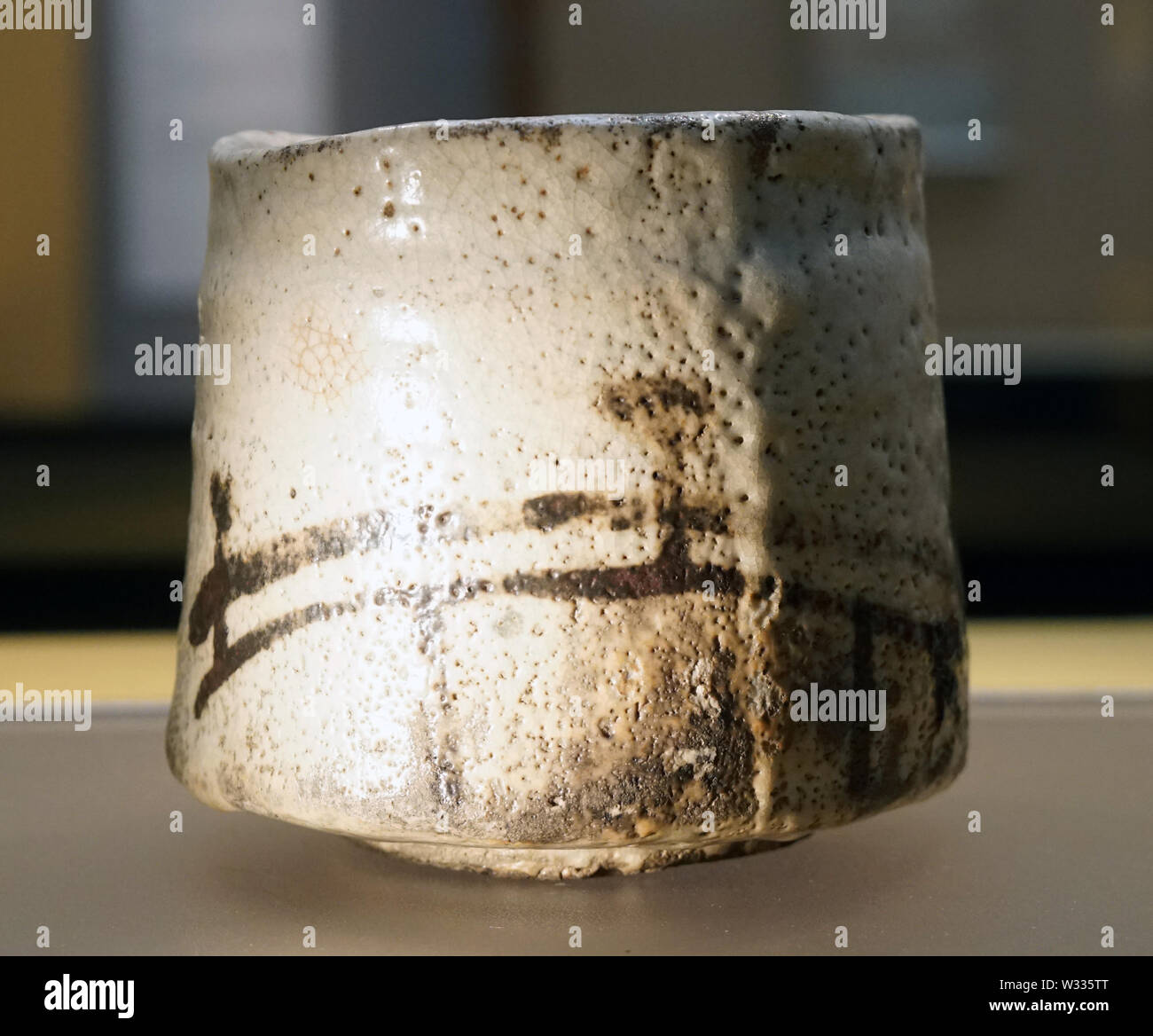 Tee-Schale (chawan) als Hashi Hime, Mino ware, Shino Typ, azuchi Momoyama-Edo Periode bekannt, 16. bis 17. Jahrhundert Stockfoto