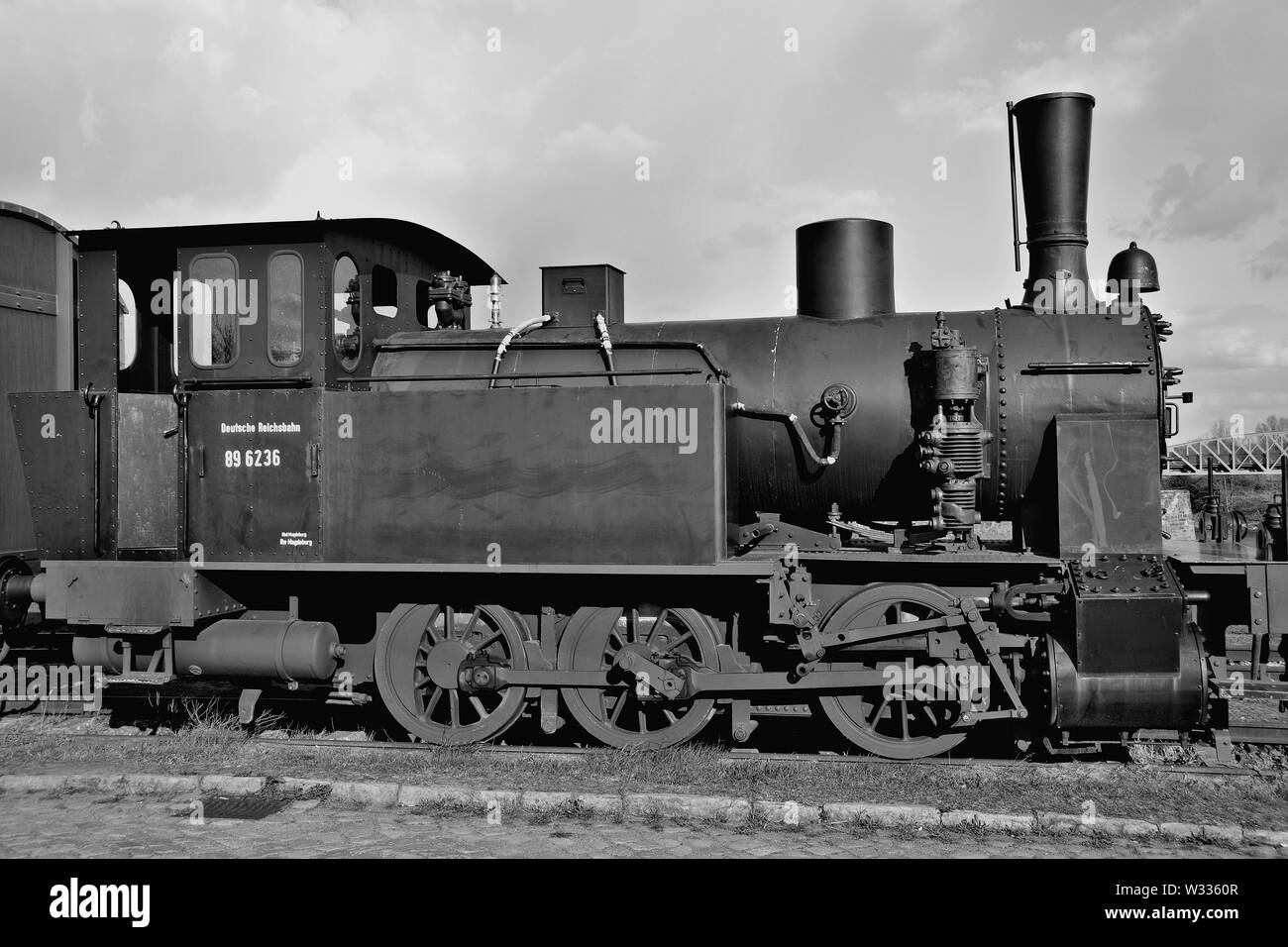 Historische Dampflok im Hafen von Magdeburg. Stockfoto