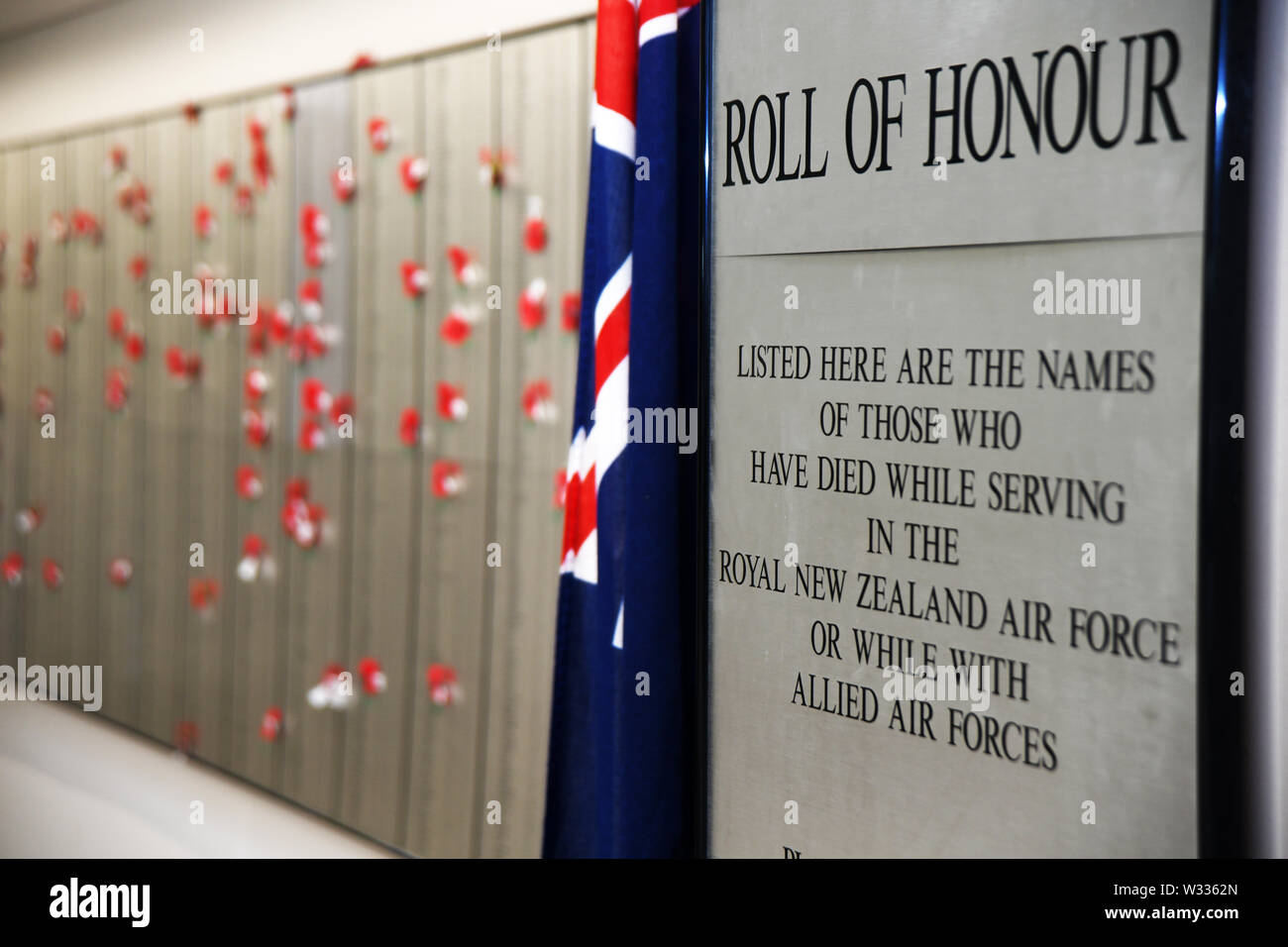 Rote Mohnblumen schmücken die Rolle der Ehre in der Air Force Museum in Christchurch, Neuseeland Stockfoto