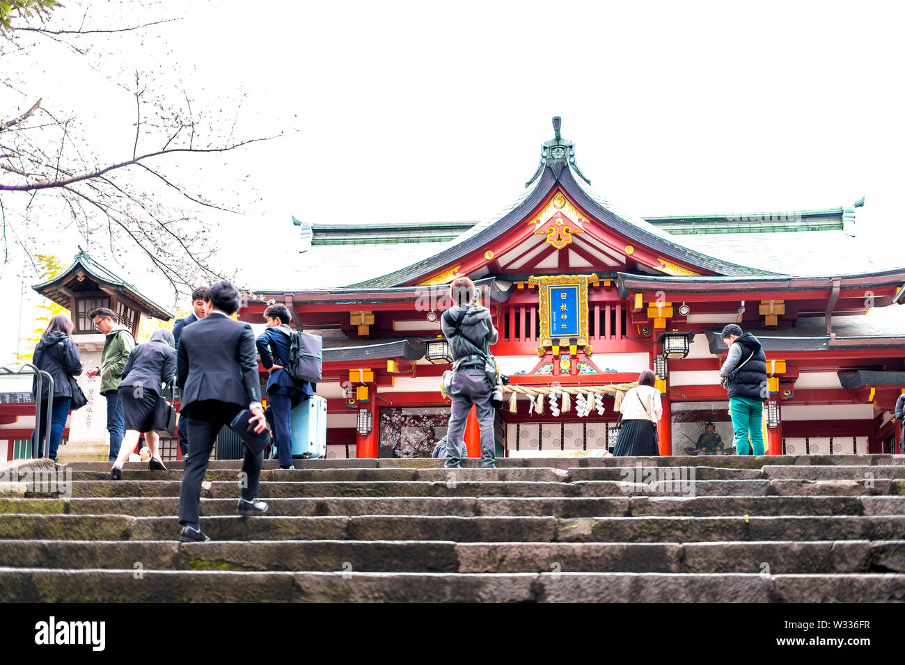 Tokyo, Japan - 30. März 2019: Hie Shinto Schrein mit steinernen Stufen oder Treppen und Leute, Tempel, Eingang Stockfoto
