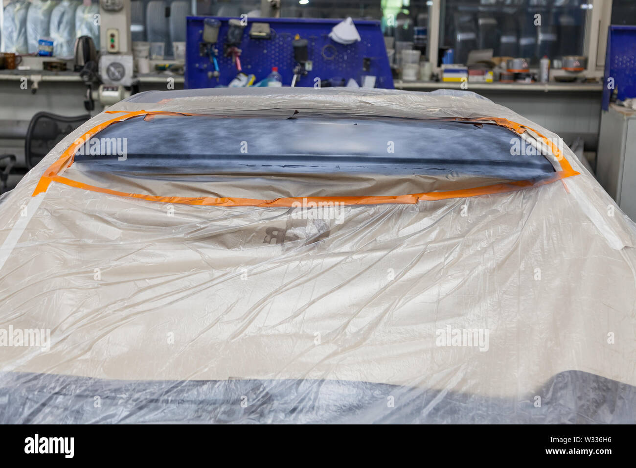 Autounfall, Wir Brauchen Geld, Um Das Auto Zu Reparieren, Eine Kaputte  Rückleuchte Mit Klebeband Abgeklebt Lizenzfreie Fotos, Bilder und Stock  Fotografie. Image 123861407.