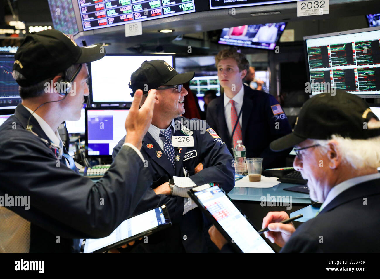 (190712) - NEW YORK, 12. Juli 2019 (Xinhua) - die Händler an der New York Stock Exchange in New York, USA, 11. Juli 2019. Us-Aktien endete am Donnerstag gemischt, da die Anleger eine Reihe der wichtigsten Daten verdaut. Auf dem Markt weiterhin auch durch größere Hoffnungen für die Zukunft folgenden geldpolitischen Zinssenkungen der US-Notenbank Federal Reserve Chairman Politik Zeugnis ermutigt zu werden. Der Dow Jones Industrial Average war bis 227.88 Punkte oder 0,85 Prozent auf 27,088.08. Der S&P 500 um 6,84 Punkte oder 0,23 Prozent auf 2,999.91. Der Nasdaq Composite Index fiel 6,49 Punkte oder 0,08 Prozent auf 8,196.04. (X Stockfoto