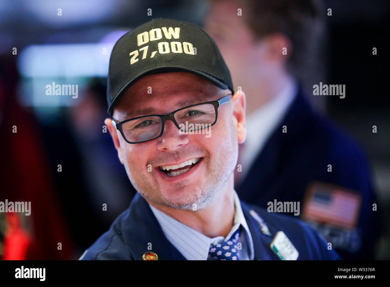 (190712) - NEW YORK, 12. Juli 2019 (Xinhua) - die Händler an der New York Stock Exchange in New York, USA, 11. Juli 2019. Us-Aktien endete am Donnerstag gemischt, da die Anleger eine Reihe der wichtigsten Daten verdaut. Auf dem Markt weiterhin auch durch größere Hoffnungen für die Zukunft folgenden geldpolitischen Zinssenkungen der US-Notenbank Federal Reserve Chairman Politik Zeugnis ermutigt zu werden. Der Dow Jones Industrial Average war bis 227.88 Punkte oder 0,85 Prozent auf 27,088.08. Der S&P 500 um 6,84 Punkte oder 0,23 Prozent auf 2,999.91. Der Nasdaq Composite Index fiel 6,49 Punkte oder 0,08 Prozent auf 8,196.04. (X Stockfoto