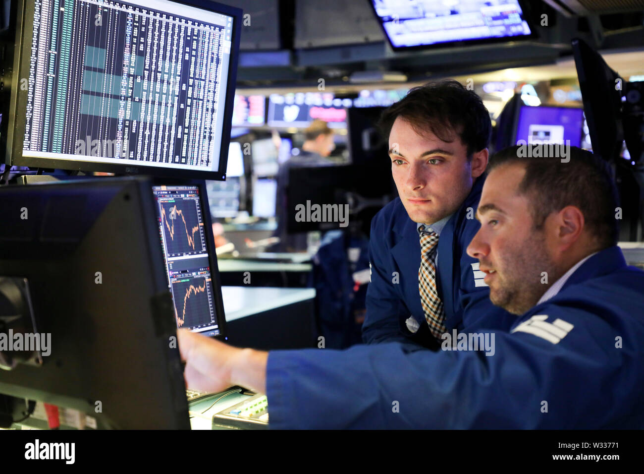 (190712) - NEW YORK, 12. Juli 2019 (Xinhua) - die Händler an der New York Stock Exchange in New York, USA, 11. Juli 2019. Us-Aktien endete am Donnerstag gemischt, da die Anleger eine Reihe der wichtigsten Daten verdaut. Auf dem Markt weiterhin auch durch größere Hoffnungen für die Zukunft folgenden geldpolitischen Zinssenkungen der US-Notenbank Federal Reserve Chairman Politik Zeugnis ermutigt zu werden. Der Dow Jones Industrial Average war bis 227.88 Punkte oder 0,85 Prozent auf 27,088.08. Der S&P 500 um 6,84 Punkte oder 0,23 Prozent auf 2,999.91. Der Nasdaq Composite Index fiel 6,49 Punkte oder 0,08 Prozent auf 8,196.04. (X Stockfoto
