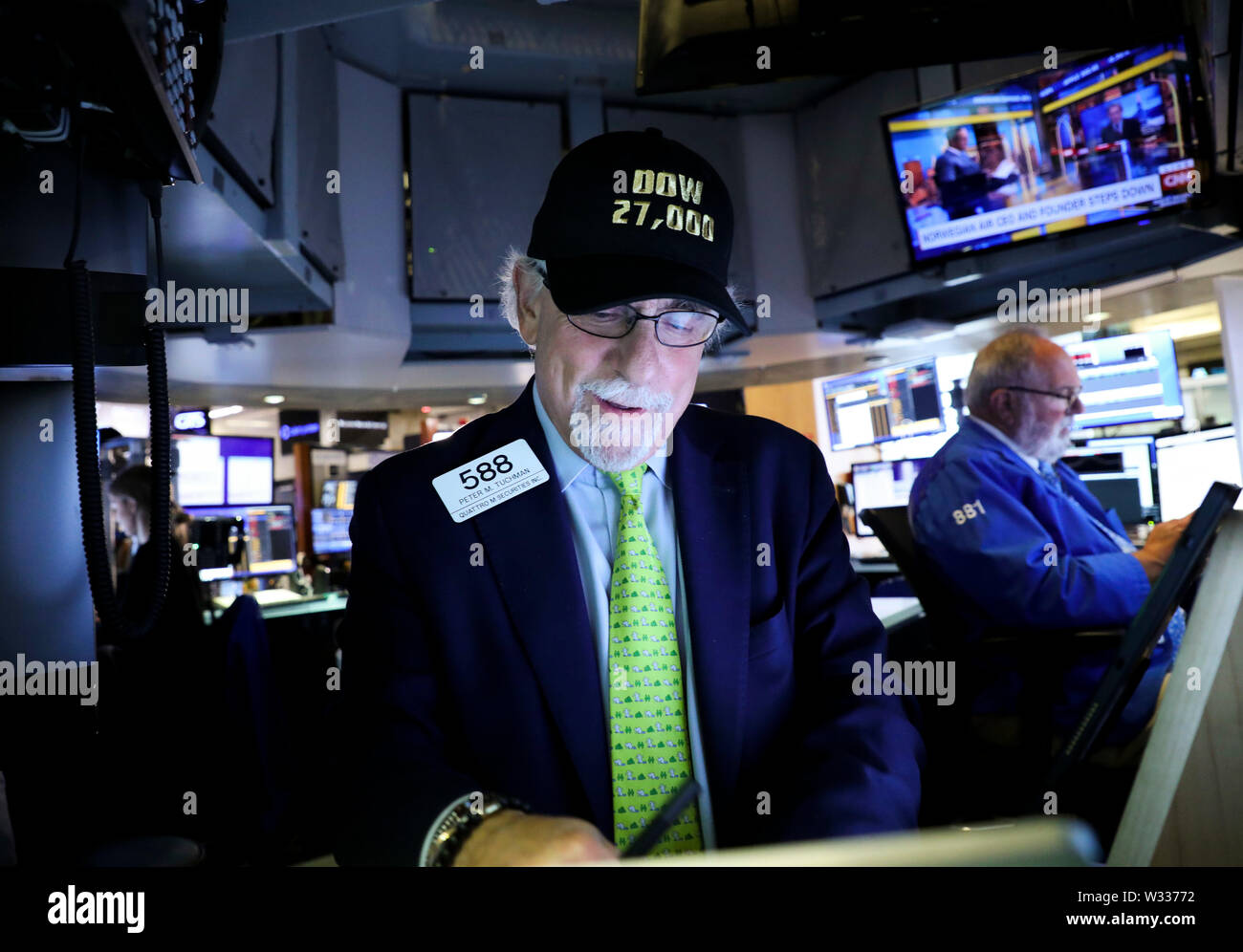 (190712) - NEW YORK, 12. Juli 2019 (Xinhua) - die Händler an der New York Stock Exchange in New York, USA, 11. Juli 2019. Us-Aktien endete am Donnerstag gemischt, da die Anleger eine Reihe der wichtigsten Daten verdaut. Auf dem Markt weiterhin auch durch größere Hoffnungen für die Zukunft folgenden geldpolitischen Zinssenkungen der US-Notenbank Federal Reserve Chairman Politik Zeugnis ermutigt zu werden. Der Dow Jones Industrial Average war bis 227.88 Punkte oder 0,85 Prozent auf 27,088.08. Der S&P 500 um 6,84 Punkte oder 0,23 Prozent auf 2,999.91. Der Nasdaq Composite Index fiel 6,49 Punkte oder 0,08 Prozent auf 8,196.04. (X Stockfoto