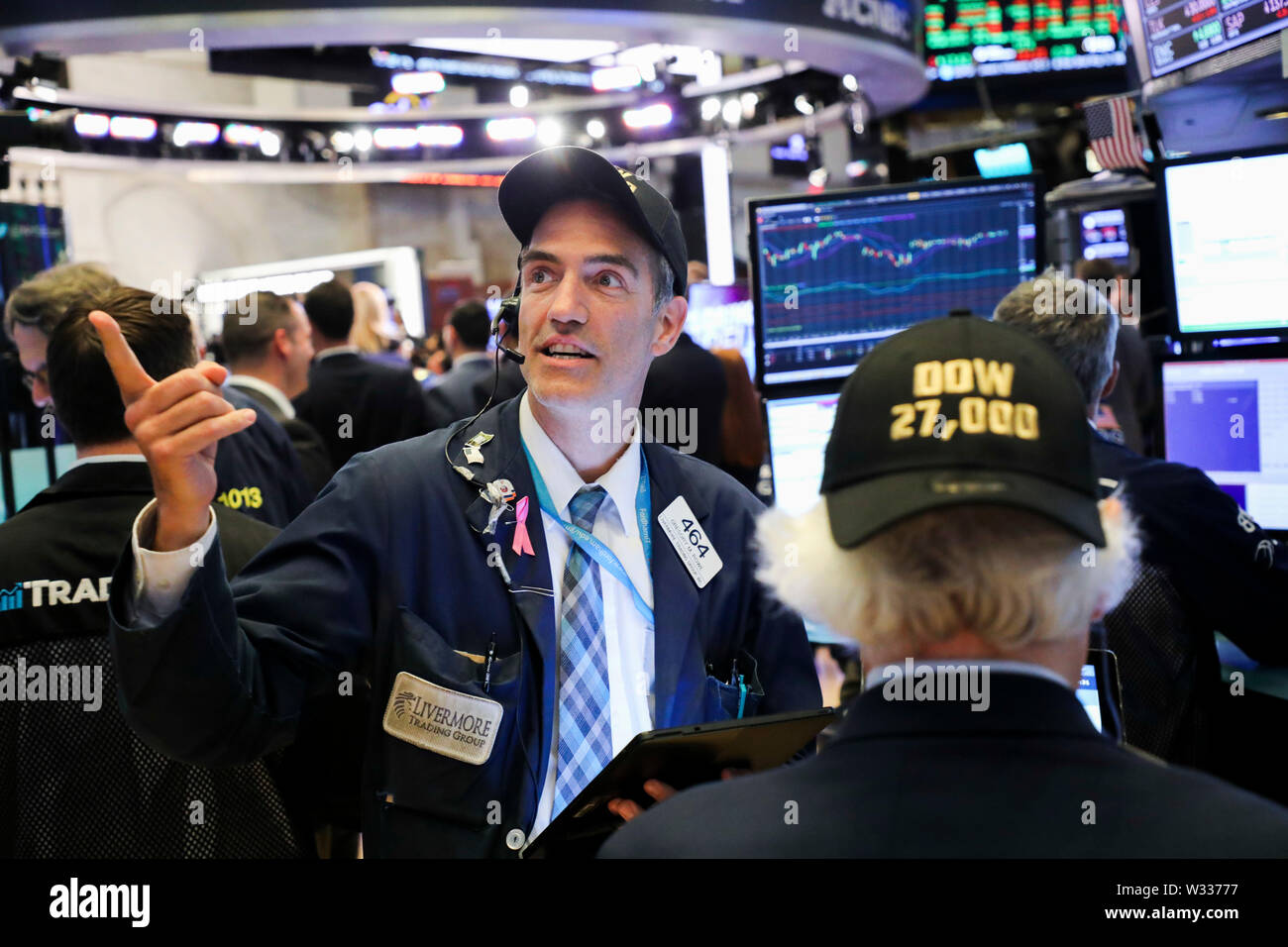 (190712) - NEW YORK, 12. Juli 2019 (Xinhua) - die Händler an der New York Stock Exchange in New York, USA, 11. Juli 2019. Us-Aktien endete am Donnerstag gemischt, da die Anleger eine Reihe der wichtigsten Daten verdaut. Auf dem Markt weiterhin auch durch größere Hoffnungen für die Zukunft folgenden geldpolitischen Zinssenkungen der US-Notenbank Federal Reserve Chairman Politik Zeugnis ermutigt zu werden. Der Dow Jones Industrial Average war bis 227.88 Punkte oder 0,85 Prozent auf 27,088.08. Der S&P 500 um 6,84 Punkte oder 0,23 Prozent auf 2,999.91. Der Nasdaq Composite Index fiel 6,49 Punkte oder 0,08 Prozent auf 8,196.04. (X Stockfoto