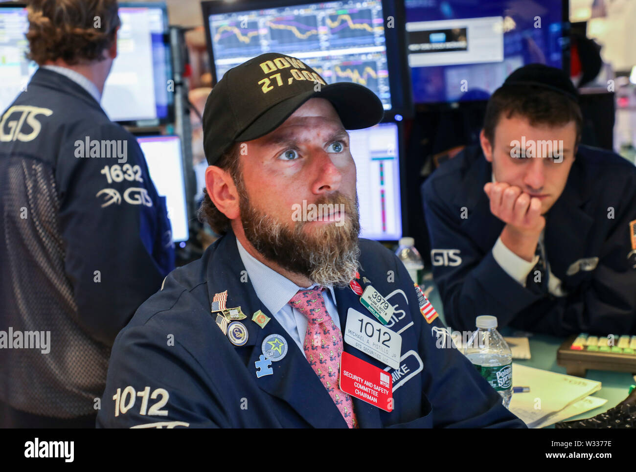 (190712) - NEW YORK, 12. Juli 2019 (Xinhua) - die Händler an der New York Stock Exchange in New York, USA, 11. Juli 2019. Us-Aktien endete am Donnerstag gemischt, da die Anleger eine Reihe der wichtigsten Daten verdaut. Auf dem Markt weiterhin auch durch größere Hoffnungen für die Zukunft folgenden geldpolitischen Zinssenkungen der US-Notenbank Federal Reserve Chairman Politik Zeugnis ermutigt zu werden. Der Dow Jones Industrial Average war bis 227.88 Punkte oder 0,85 Prozent auf 27,088.08. Der S&P 500 um 6,84 Punkte oder 0,23 Prozent auf 2,999.91. Der Nasdaq Composite Index fiel 6,49 Punkte oder 0,08 Prozent auf 8,196.04. (X Stockfoto