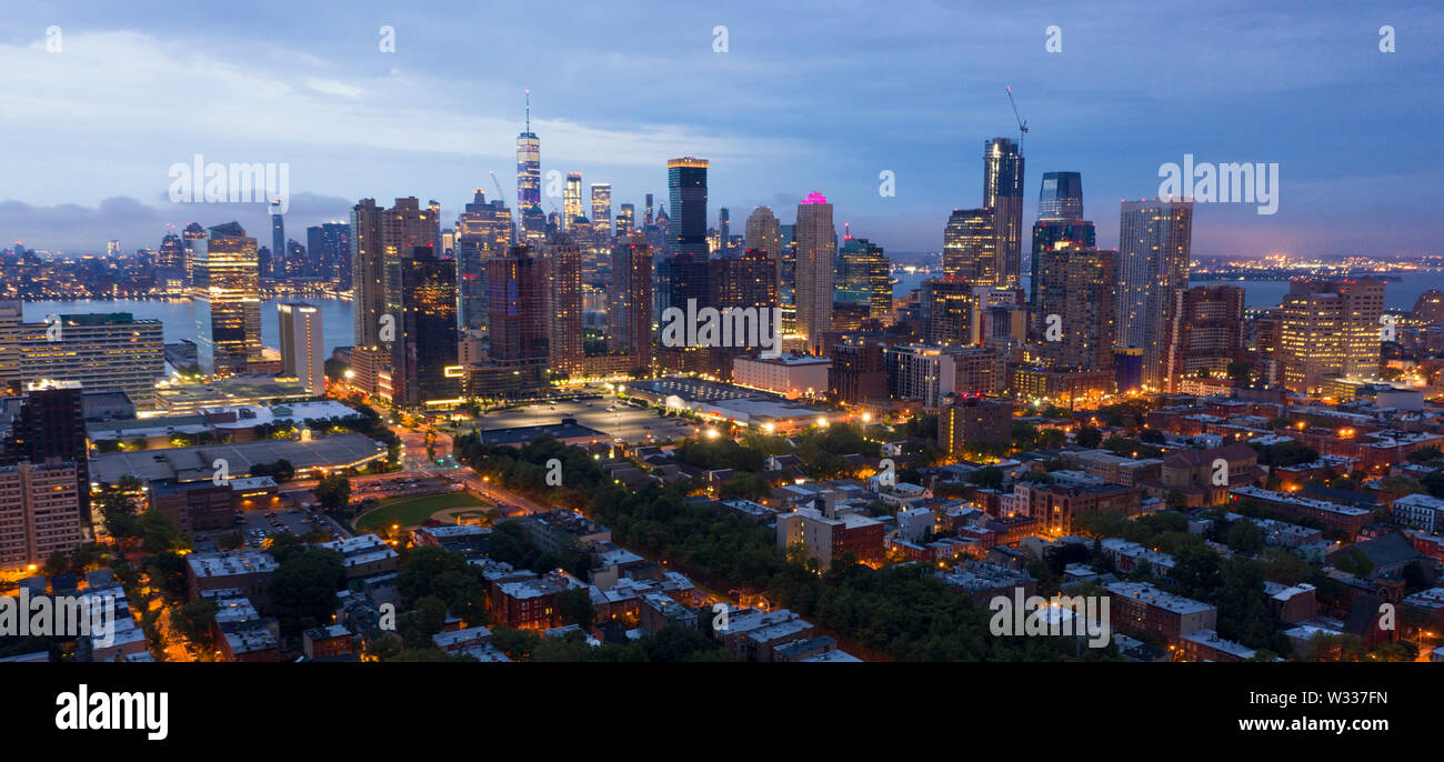 Es ist schwer zu sagen, in Jersey City und und Manhattan beginnt vor Sonnenaufgang Stockfoto