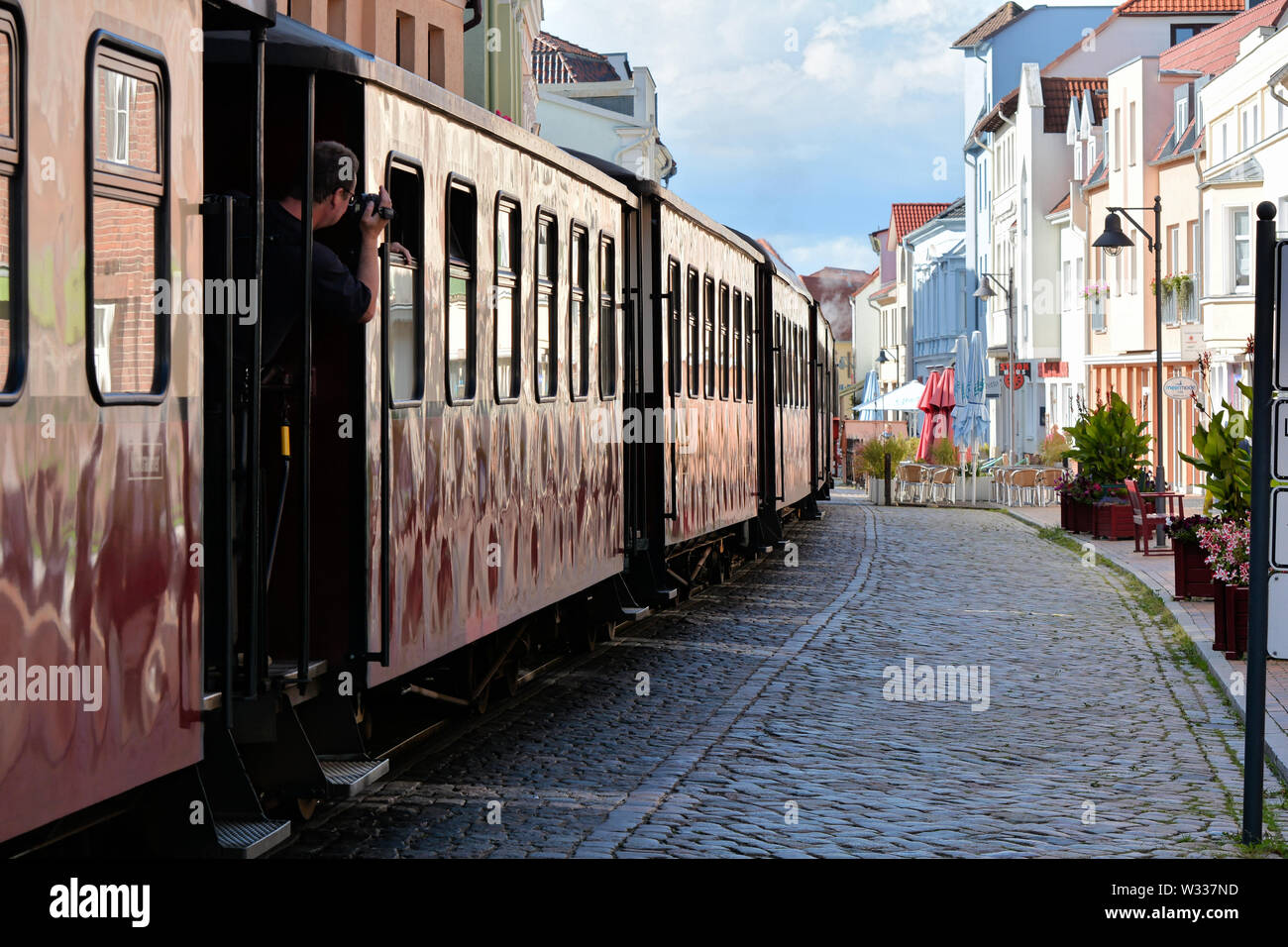 Der dampfzug "Molli" fährt durch die Straßen von Bad Doberan Stockfoto