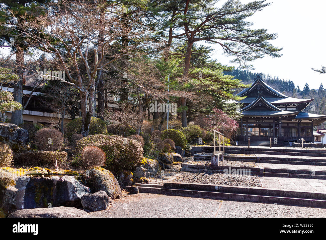 Nikko, Japa - April 4, 2019: tenrikyo Tenriism schrein Tempel in der Präfektur Tochigi mit traditionellen Holzmöbeln Architektur außen, Reinigung Wasser f Stockfoto