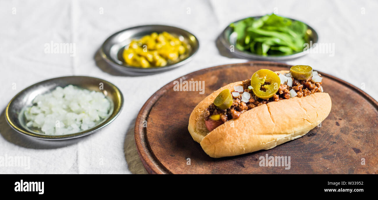 Traditionelle texas Style Hot Dog vor weißem Hintergrund Stockfoto