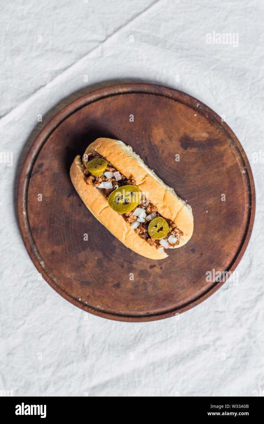 Traditionelle texas Style Hot Dog vor weißem Hintergrund Stockfoto