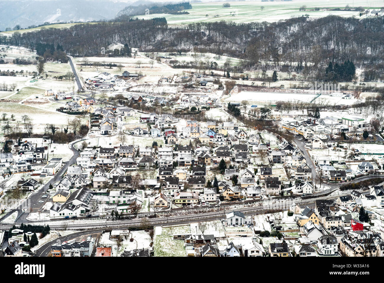 Landschaft Landschaft mit traditionellen Dorf in den Tälern von Mosel in Deutschland auf kalten Wintermorgen. Stockfoto