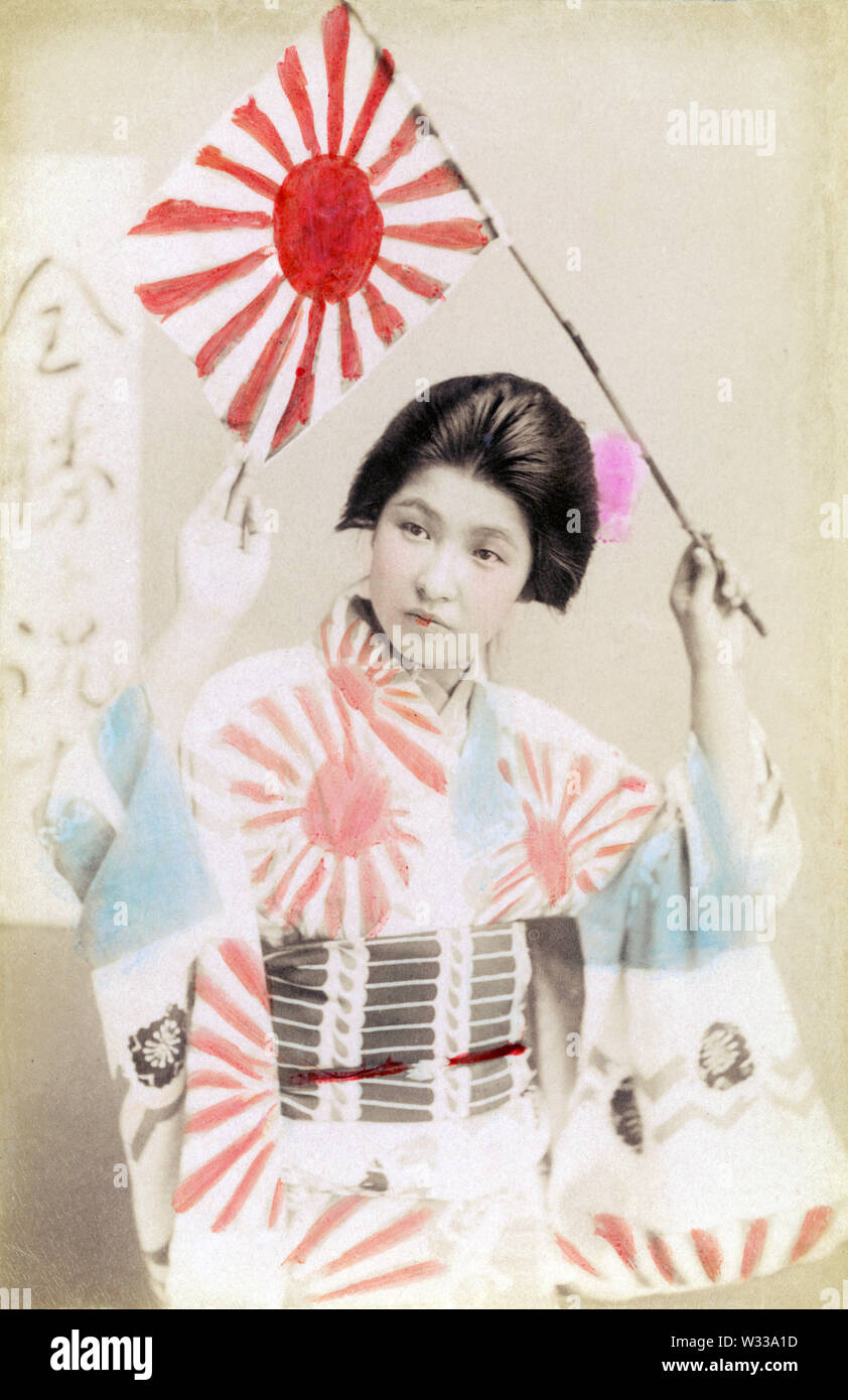 [1890s Japan - Japanische Frau mit japanischer Flagge und patriotische Kimono] - junge Frau im Kimono mit der Gestaltung der japanischen Fahne mit einem japanischen Fahne dekoriert. 19 Vintage albumen Foto. Stockfoto