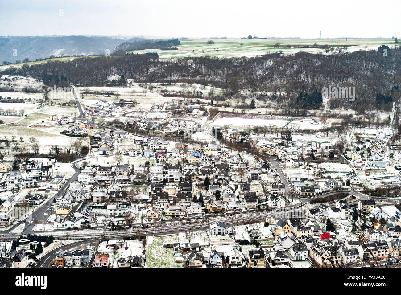Landschaft Landschaft mit traditionellen Dorf in den Tälern von Mosel in Deutschland auf kalten Wintermorgen. Stockfoto