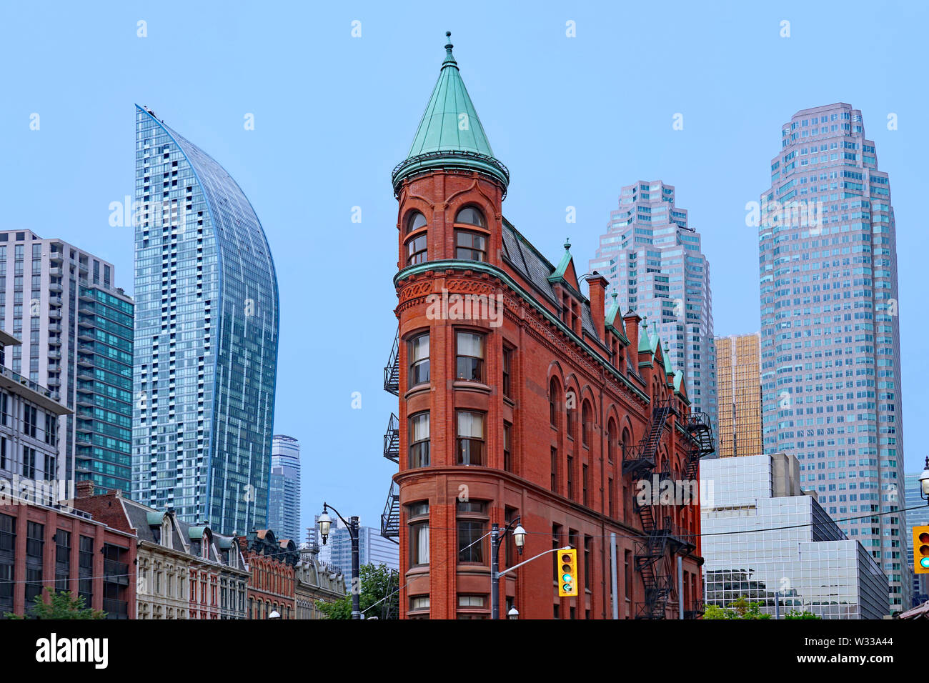 Toronto, Bankenviertel Skyline im Hintergrund mit viktorianischen Gebäude im Vordergrund. Stockfoto