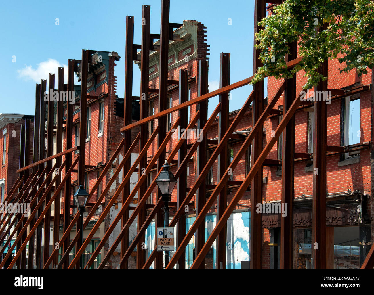 Erhaltung der Backsteinfassade im urbanen Raum. Stockfoto