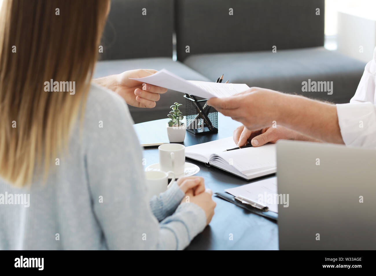 Paar Treffen mit Notar im Büro Stockfoto