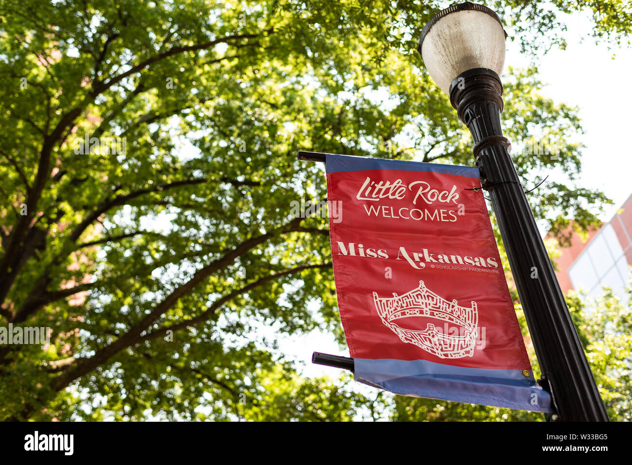 Little Rock, USA - Juni 4, 2019: Street sign on Lamp Post im Sommer von Miss Arkansas Pageant Stipendium Werbung für Schönheit Wettbewerb Stockfoto