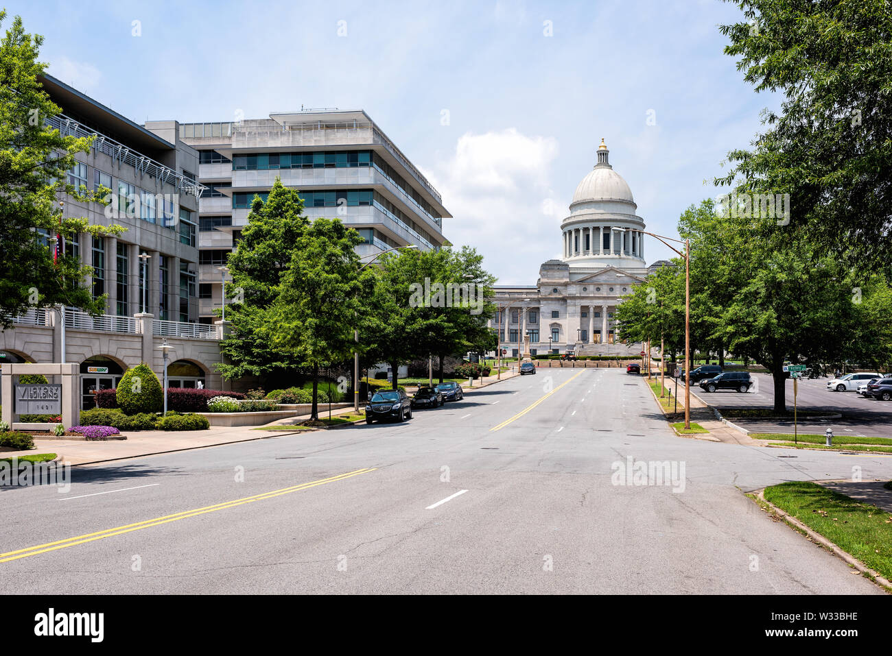 Little Rock, USA - Juni 4, 2019: State Capitol von Arkansas an einem sonnigen Tag und Straße Straße und Autos im Sommer geparkt Stockfoto