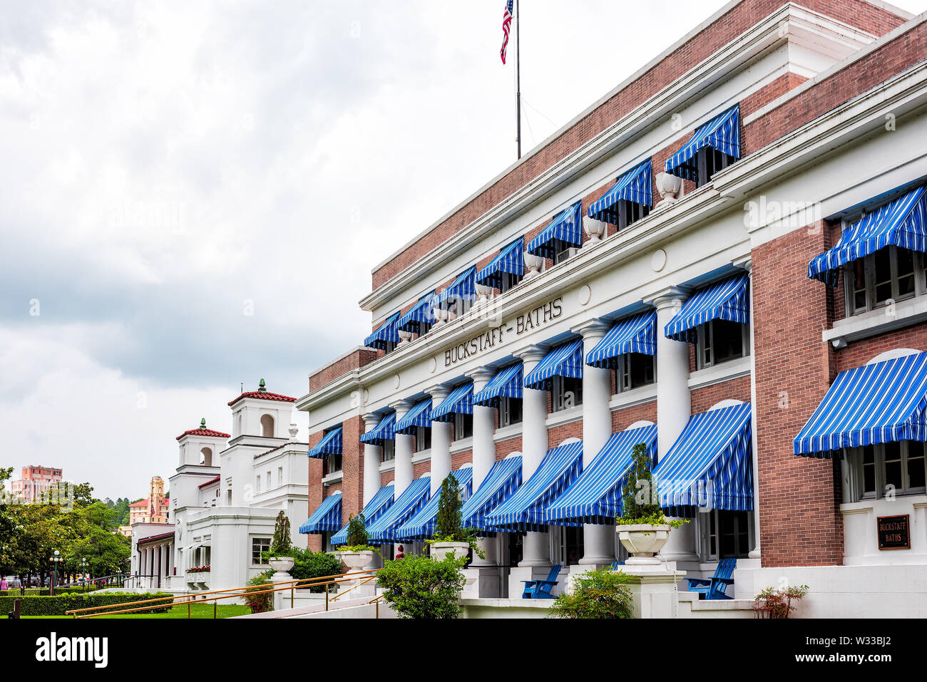 Hot Springs, USA - Juni 4, 2019: Historische Whirlpool Haus, Bathhouse Row mit Buckstaff Bäder Gebäude, natürlichem Mineralwasser Stockfoto