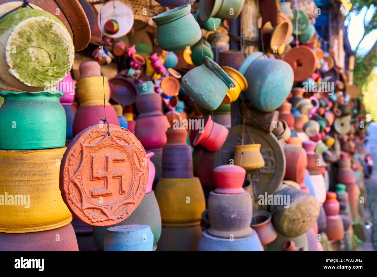 Lokale Tonwaren Handwerk Shop auf der kleinen Straße von Ubud, Bali. Viele Tongefäße hängen an Zeichenketten als abstrakt Hintergrund. Flache Fokus Stockfoto