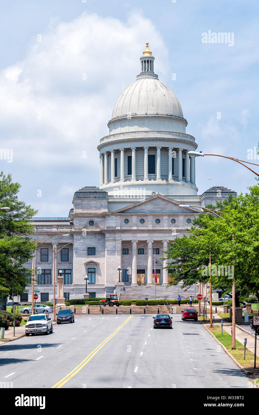 Little Rock, USA - Juni 4, 2019: State Capitol von Arkansas vertikale Ansicht an einem sonnigen Tag und Straße Straße und Autos im Sommer geparkt Stockfoto